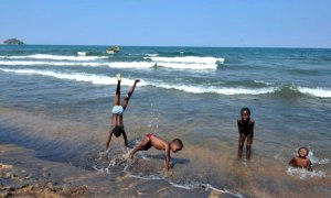 MDG : Malawi children and human trafficking : Children play along the Saga beach, at Lake Malawi